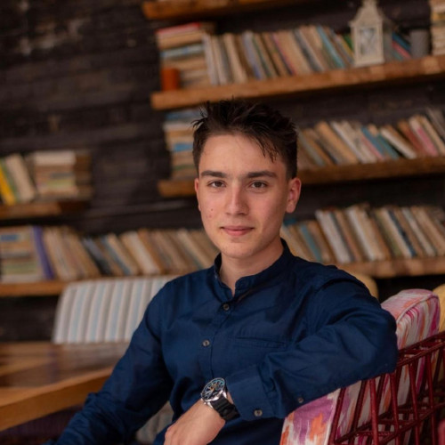 Tânărul care a obținut nota maximă la bacalaureat și își urmează vocația religioasă