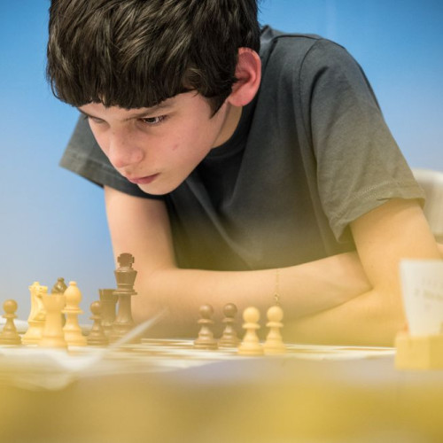 Vladimir Sofronie, la doar 12 ani și 3 luni, a obținut o performanță remarcabilă la Turneul Internațional de Sah Isola del Sole, desfășurat în Grado, Italia. Potrivit site-ului newsbv.ro, tânărul a câștigat locul I în grupa Master, fiind cel mai tânăr participant dintr-o categorie destinată exclusiv jucătorilor cu rating peste 2000.