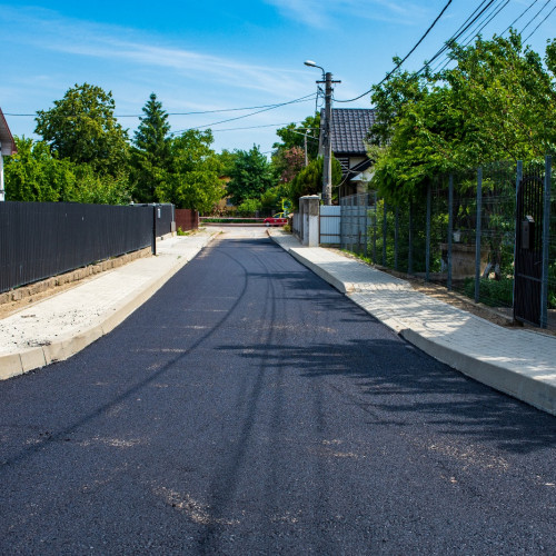 Strada Macului din Botoșani va fi asfaltată în curând, anunță autoritățile locale. Primăria orașului a alocat 2,7 milioane de lei pentru acest proiect, finanțat din bugetul municipiului. Potrivit oficialilor, licitația pentru selectarea firmei care va realiza lucrările a fost deja lansată.