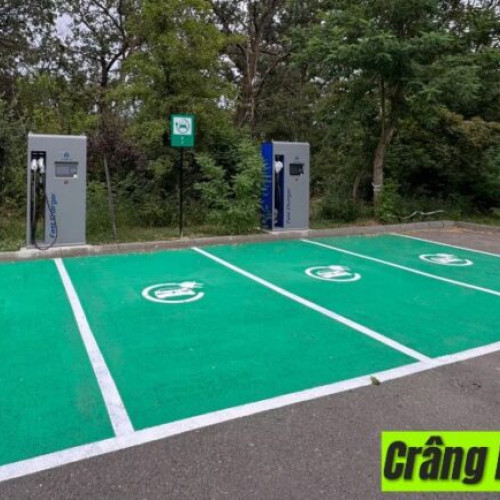 Vrancea devine tot mai prietenoasă cu mediul, anunță PNL Vrancea printr-o postare pe Facebook. Judetul a finalizat construcția a șase stații de încărcare pentru vehicule electrice, cu câte 12 locuri de parcare fiecare, care vor fi operaționale în cel mai scurt timp. Potrivit sursei citate, aceste investiții au ca scop reducerea emisiilor de poluanți, sprijinirea turismului și încurajarea mobilității durabile.