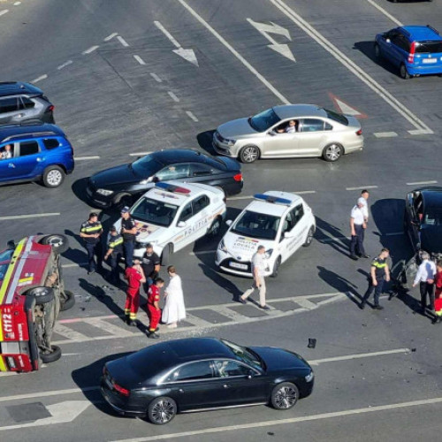 ambulanta răsturnată într-un accident în apropierea Parlamentului