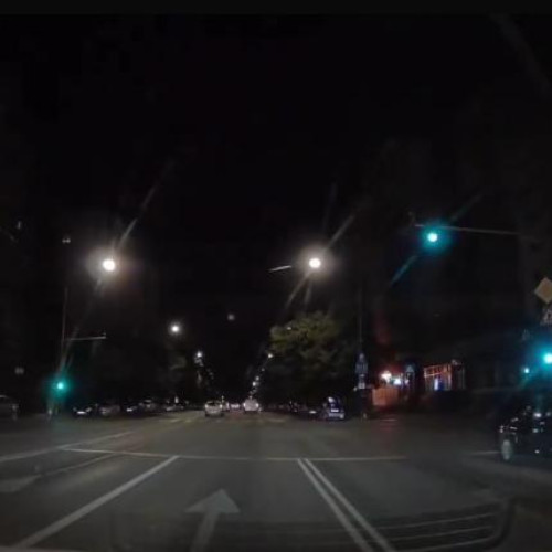 Clujenii au fost martorii unui incident neobișnuit în plină zi, care a fost apoi viralizat pe rețelele sociale. Un videoclip postat pe internet arată un bărbat recurgând la un limbaj vulgar și lansând amenințări grave, afirmând că „îi va împușca” pe cei care nu se dau din calea lui. Imaginile surprind scena în centrul orașului, într-un moment în care mulți așteaptă normalitate și civilizație în trafic.