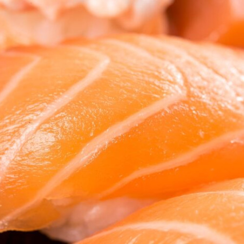 Lidl România lansează un burger din somon proaspăt în cadrul unui test, în colaborare cu un producător local