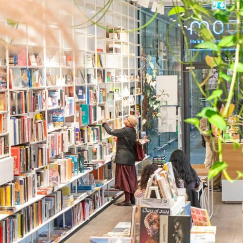 Cea mai mare librărie din România, cu o suprafață de 2.500 de metri pătrați, va fi construită în Cluj-Napoca, în cadrul proiectului RIVUS. Aceasta va avea două niveluri și va introduce un concept nou de edutainment, combinând elemente culturale, experiențe educaționale, divertisment și relaxare într-un format de tip centru de lifestyle.