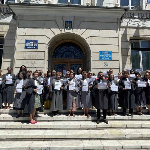 Grefieri din sistemul judiciar protestează față de limitarea sporului pentru condiții grele și vatamătoare