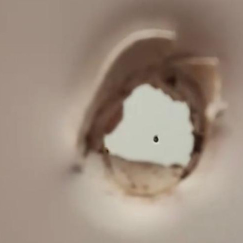 Situație ingrijorătoare la Baile Sărate Cojocna: femeie face apel la autorități după descoperirea unor găuri în cabinele de schimb