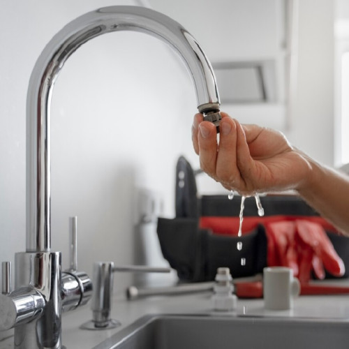 Modernizarea sistemului de alimentare cu apă, în desfășurare în zona Corbu, suferă întârzieri din cauza acumulării de apă în rețea, chiar și după golirea conductelor, și din cauza terenului instabil. Conform unui comunicat, aceste dificultăți au impus adoptarea unor soluții tehnice suplimentare, ceea ce a prelungit durata lucrărilor.