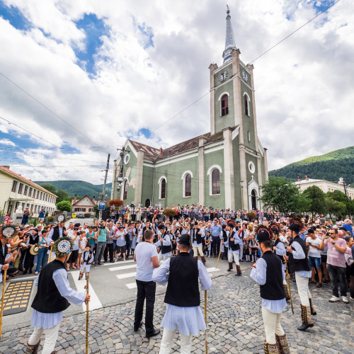 festivalul „bujorul de munte” din gura raului, trei zile de tradiții și natură în iulie 2025