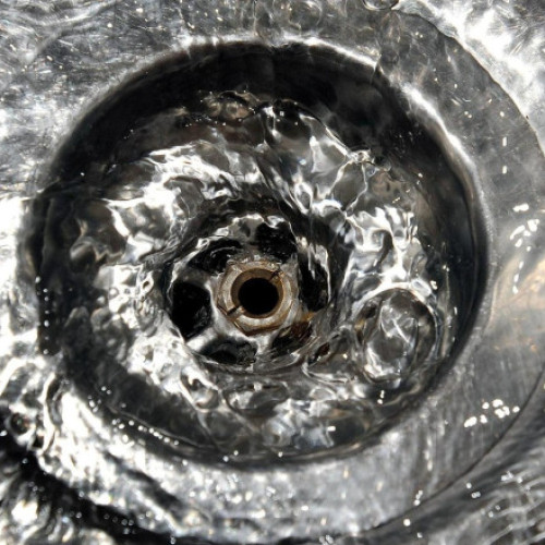 regiune franceza pune in pericol sanatatea prin interzicerea apei de la robinet din cauza poluarii cu substante chimice persistente