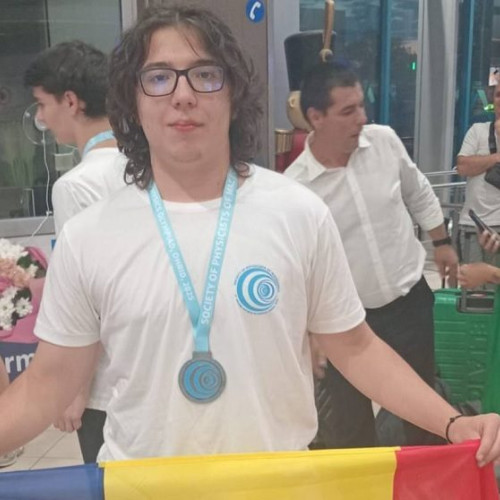 Antonio-Ioan Stoica, elev la Colegiul Național Mircea cel Bătrân din Constanța, a reușit să fie unul dintre cei mai performanți tineri în domeniul fizicii. Pasiunea sa pentru această materie a început în clasa a VI-a, când a descoperit că fizica îi oferă explicații logice pentru fenomenele din jur, sub îndrumarea doamnei Maria Neicu și a lui Ilhan Nasurla, la Centrul de Excelență. Potrivit ziarulamprenta.ro, în clasele mai mari, profesorul Ilhan Nasurla i-a devenit mentor la școală, iar Adina Dăgoarescu l-a pregătit la Centrul de Excelență în cadrul programului „Hai la olimpiadă!”.