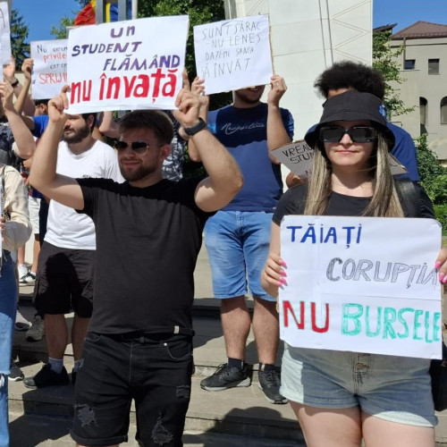 Protest al elevilor și studenților în fața prefecturii împotriva reducerii burselor