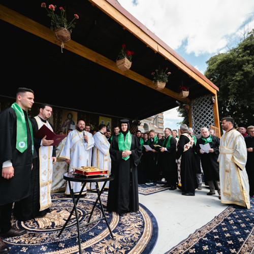 moment istoric la catedrala din dobrogea: absolventii de teologie depun juramantul de credinta