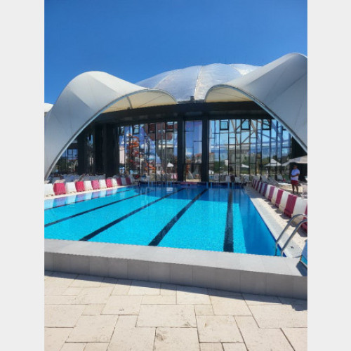 Noul bazin de înot din Aquaparkul Nymphaea din Oradea, inaugurate recent, aduce o nouă facilitate pentru vizitatori. Construit de administrația locală, ADP Oradea, acest bazin are o suprafață de 200 metri pătrați și a fost realizat cu o investiție de 3,8 milioane de lei, fără TVA.