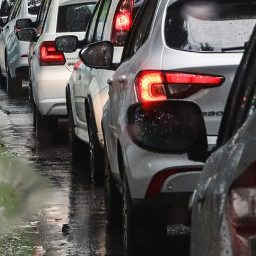 nu mai puțin de 14.000 de mașini cu probleme tehnice trebuie reparate în România, conform datelor furnizate de producători, iar alte 85.000 sunt afectate din punctul de vedere al siguranței passive. Potrivit citează opinia buzău.ro, oficialii Registrului Auto Român (RAR) subliniază că aceste cifre se referă doar la vehiculele raportate ca fiind vândute în țară prin rețeaua oficială a producătorilor. Mașinile cumpărate din piața comunitară nu sunt încă incluse în statistică, fiind necesare identificări suplimentare de către producători sau reprezentanții lor din România.