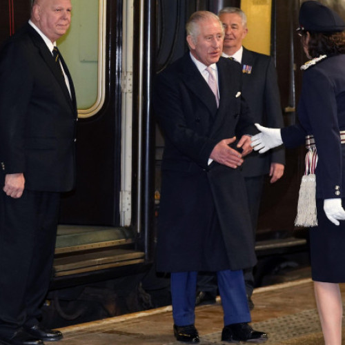 Trenul regal britanic va fi retras din uz începând din anul 2026, anunță oficialii regali, motivând această decizie prin reducerea cheltuielilor și necesitatea unor proiecte de modernizare. Trezorierul regelui Charles al III-lea, James Chalmers, a declarat că familia regală se va putea baza în continuare pe două elicoptere pentru deplasări, în timp ce trenul, ce avea nouă vagoane, va fi eliminat din program. Potrivit digi24.ro, Chalmers a spus că „asemenea multe aspecte ale activității familiei regale au fost și ele modernizate pentru a reflecta lumea de azi, iar acum e momentul să ne luăm adio cu drag de la trenul regal, în timp ce demonstrăm disciplină fiscală”.