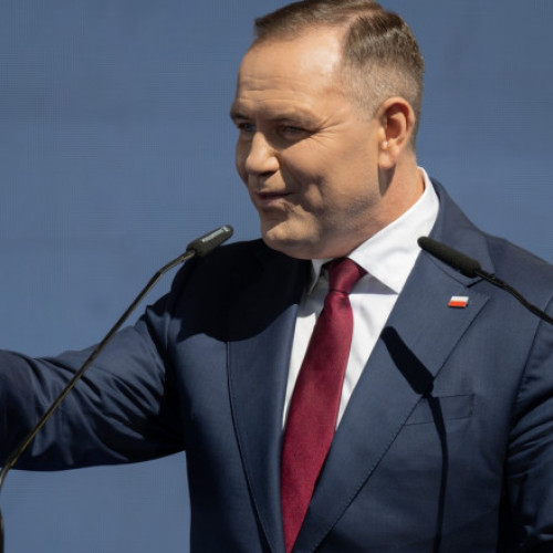 Noul președinte polonez, Karol Nawrocki, își propune să se întâlnească cu președintele ucrainean, Volodimir Zelenski, într-o serie de discuții, însă menține rezerve în privința aderării Ucrainei la NATO și UE, relatează digi24.ro. Într-un interviu pentru Polsat News, Nawrocki declară că: „Cu siguranță mă voi întâlni cu președintele Zelenski în cadrul unei serii de întâlniri. În calitate de președinte, voi vizita toți vecinii noștri... Va trebui să discut cu președintele Zelenski.&quot;