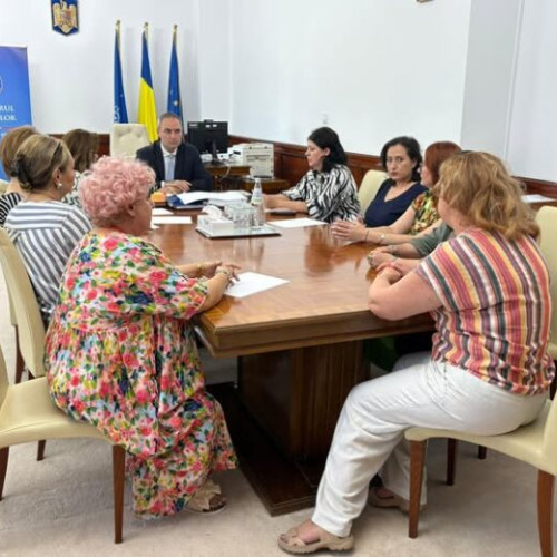 Ministrul Finanțelor, Alexandru Nazare, a discutat despre măsurile economice necesare pentru reducerea cheltuielilor în aparatul bugetar, într-o întâlnire cu reprezentanții angajaților. Potrivit unui comunicat, dialogul s-a concentrat pe găsirea soluțiilor pentru optimizarea grilelor salariale și reducerea cheltuielilor nejustificate. Nazare a explicat contextul economic dificil și constrângerile bugetare, menționând că România are un deficit bugetar semnificativ, care poate avea consecințe grave dacă nu se iau măsuri eficiente.