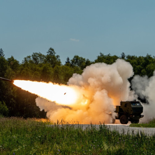 Pentagonul a suspendat temporar anumite livrări de arme către Ucraina din cauza îngrijorărilor legate de stocurile limitate ale armatei americane, potrivit unor surse citate de Reuters și confirmate ulterior de Casa Albă. Decizia a fost luată în ultimele zile și include, printre altele, pause în livrările de rachete de apărare aeriană și alte munitii de precizie, relatează News.ro.