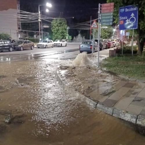 Inundatie in centrul orasului Pucioasa dupa ce conducta de apa s-a spart