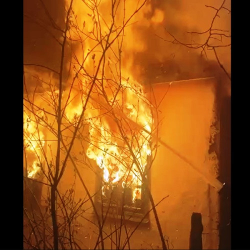 Incendiu la o casă din comuna Străoane în miezul nopții