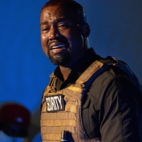 Kanye West nu va mai putea intra în Australia, după ce autoritățile au anulat viza sa, potirvit digi24.ro. Decizia a fost luată în urma lansării melodiei „Heil Hitler”, care a stârnit numeroase controverse. Ministrul australian de interne, Tony Burke, a confirmat miercuri că viza artistului a fost revocată, deoarece conținea un mesaj ofensator și provocator.