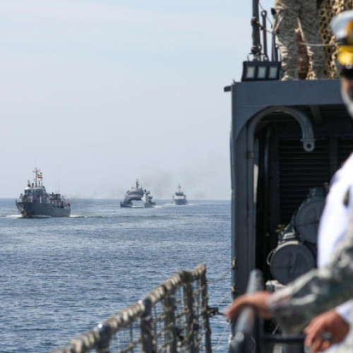 Iranul a încărcat mine marine pe vase în Golful Persic, ceea ce a stârnit îngrijorări în SUA cu privire la intențiile Teheranului de a închide Strâmtoarea Ormuz, potrivit unor oficiali americani citați de Reuters. Aceste pregătiri, despre care nu s-a vorbit public până acum, au fost detectate de serviciile de informații americane și au avut loc după ce Israelul a lansat primele atacuri cu rachete asupra Iranului în 13 iunie.