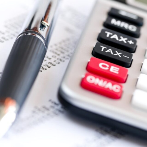 Guvernul lucrează la un pachet de măsuri fiscale pentru anii 2025-2026, care are ca scop aducerea unui plus de peste 33 de miliarde de lei la buget în 2026, potrivit unor surse guvernamentale citate de ziaruldeiasi.ro. Aceste măsuri vor fi implementate etapizat, începând cu 1 august 2025, și vor afecta atât populația, cât și mediul de afaceri.