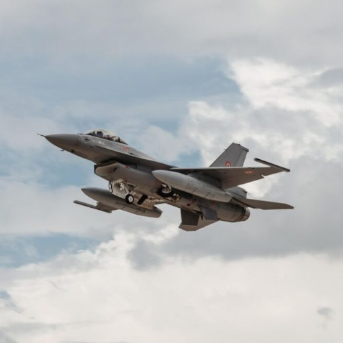 zborurile de antrenament pentru avioane, realizate cu măsuri de siguranță și reducerea zgomotului