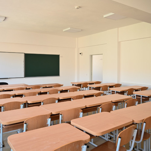 Primăria Sibiu a câștigat două noi contracte pentru achiziția de mobilier școlar destinată grădinitelor și școlilor din municipiu, în cadrul proiectului „Dotarea unităților de învățământ preuniversitar de stat și a unităților conexe din Sibiu”. Potrivit sursei turnulsfatului.ro, scopul acestor achiziții este modernizarea sălilor de clasă și a cabinetelor școlare.