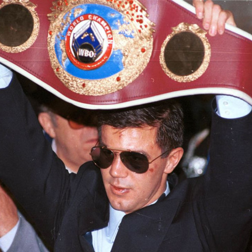 Mihai Leu, o figură emblematică a sportului românesc, a încetat din viață, lăsând în urmă o carieră impresionantă și o moștenire dificil de egalat. Potrivit ziaruldeiasi.ro, fiul fostului pilot de raliuri Nicolae Leu, Mihai a reușit să construiască un drum propriu spre succes, fiind primul campion mondial la box profesionist din țară și ulterior campion național la raliuri.