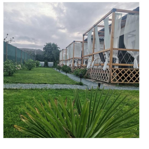 Cele mai apreciate locuri de camping din județul Constanța oferă confort și o conexiune autentică cu litoralul românesc, conform unei evaluări realizate de platforma Booking.com. În special, Constanța are o varietate de opțiuni, de la campinguri clasice în natură până la variante moderne de glamping. Majoritatea au facilități precum bucătării comune, terase, grup sanitar și WiFi.