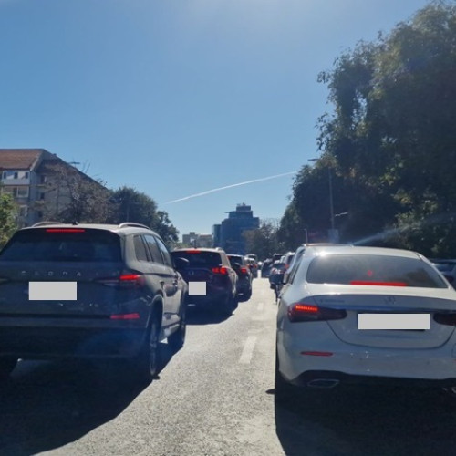 Procesul privind taxa de 200 de lei pentru proprietarii de mașini din Constanța va avea loc pe data de 6 octombrie 2025, potrivit unui anunț al Curții de Apel Constanța. Magistrații de la Secția de Contencios administrativ și fiscal au stabilit această dată pentru judecarea recursurilor depuse de Consiliul Local și de avocații care au atacat taxa, solicitând anularea acesteia.