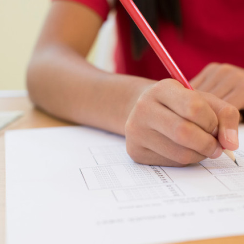 Rezultatele examenului național de Evaluare Națională 2025, care s-a încheiat pe 27 iunie, vor fi afișate astăzi, 3 iulie, până la ora 12:00, conform calendarului stabilit de Ministerul Educației. Primele rezultate vor putea fi consultate atât la avizierele școlilor, cât și pe platforma evaluare.edu.ro, notează digi24.ro.