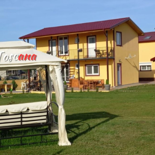 pensiunea La Toscana, disponibilă spre vânzare cu 409.000 de euro, oferă o oportunitate de investiție în domeniul turismului în Costinesti