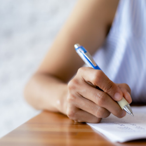 Rezultatele inițiale ale Evaluării Naționale pentru clasa a VIII-a, din anul școlar 2024-2025, vor fi afișate marți, 3 iulie 2025. Elevii pot verifica notele și, dacă sunt nemulțumiți, pot depune cereri pentru vizualizarea lucrărilor între orele 14:00 și 18:00. Potrivit procedurilor stabilite de Ministerul Educației, cererile trebuie însoțite de documentele completate conform regulamentului în vigoare.