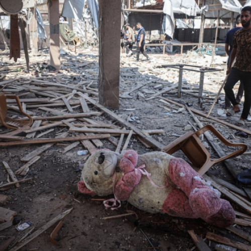 armata israeliană a folosit o bombă de 230 kg într-un atac asupra unei cafenele din Gaza, potrivit The Guardian