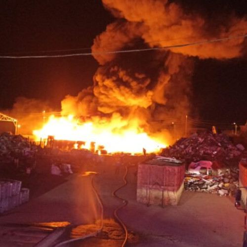 Incendiu la depozit de fier vechi în Buzău