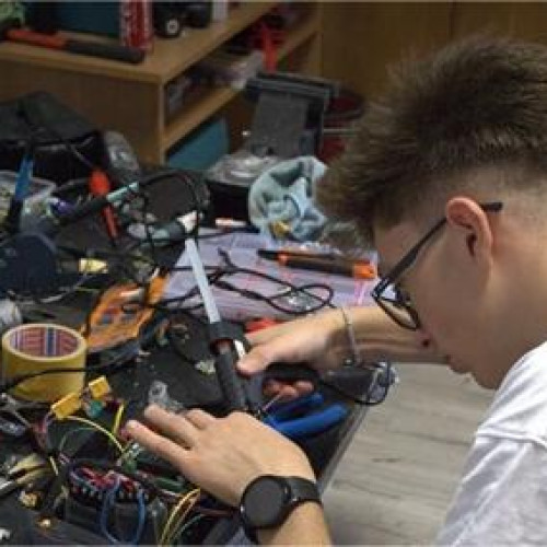 Elevii din Buzău se pregătesc pentru un concurs internațional de robotica