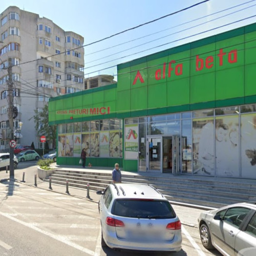 Tribunalul Constanța a respins cererea de suspendare a hotărârii de consiliu prin care s-a stabilit un termen de 30 de zile pentru predarea terenului de pe strada Steagului nr. 54 și a mini Piaței din aceeași zonă către municipalitate. Decizia a fost luată în cazul lui Dan Armeanu, patronul lanțului Alfa Beta, și a fost contestată cu recurs la Curtea de Apel.