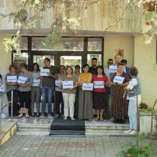 Zeci de angajați din instituțiile de mediu din Botoșani au protestat spontan, astăzi, între orele 10:00 și 11:00, în fața sediilor unde își desfășoară activitatea. Protestul vine ca urmare a unei crize administrative profunde cauzate de întârzierea implementării eficiente a noii Agenții Naționale pentru Mediu și Arii Protejate (ANMAP).
