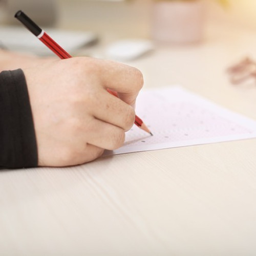 Rezultatele examenului național pentru clasa a VIII-a au fost afișate oficial, în cadrul unei conferințe susținute joi de Ministerul Educației și Cercetării. Potrivit informațiilor citate de site-ul newsbucuresti.ro, 126.495 de elevi, adică 83,1% din cei care au susținut Evaluarea națională, au obținut medii mai mari sau egale cu 5. Aceasta reprezintă cea mai mare valoare din ultimii 13 ani.