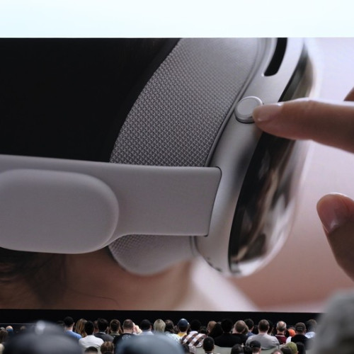 Apple pregătește cel puțin șapte produse de tip augmented reality și reality-based, potrivit analistului Ming-Chi Kuo. Se estimează că lansările vor începe chiar în acest an, scrie ziaruldeiasi.ro. Primul produs pe listă este o nouă cască Vision Pro, echipată cu cipul intern M5, dezvoltat de Apple. Aceasta ar urma să intre în producție în al treilea trimestru al anului și se preconizează o cantitate de până la 200.000 de unități puse pe piață în 2023.