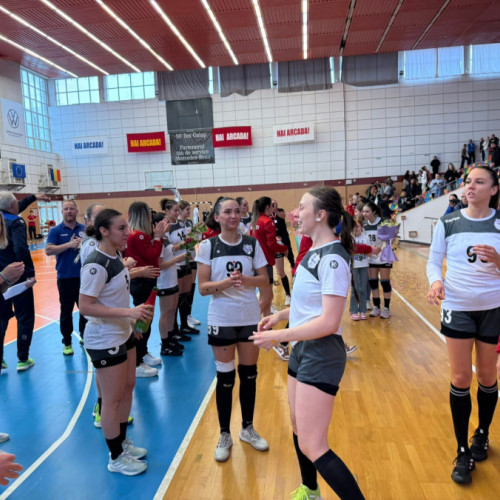 CSM Galați se pregătește pentru debutul în prima ligă de handbal feminin, după ce a obținut promovarea la finalul sezonului trecut. Echipa a încheiat faza de play-off din Divizia A pe locul secund, câștigând dreptul de a juca în &quot;Liga Florilor&quot;. Potrivit informațiilor, citează viata-libera.ro, clubul galatean trebuie să înfrunte provocări financiare semnificative pentru a face față nivelului ridicat al campionatului de elită.
