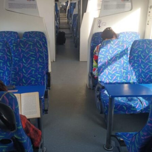 Un incident șocant a avut loc recent într-un tren de călători, iar passagerii au sunat la 112 pentru a solicita ajutor. Potrivit surselor, în vagonul unde s-au petrecut scenele neplăcute se aflau și copii, ceea ce a stârnit îngrijorare. Polițiștii TF au intervenit rapid și au scos din tren un bărbat de 66 de ani, din Uricani, care a fost dus pentru verificări suplimentare.