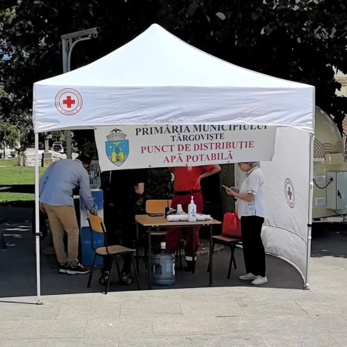 Primăria Târgoviște, în colaborare cu Societatea Națională de Cruce Roșie – Filiala Dâmbovița, a luat măsuri pentru a ajuta locuitorii în perioadele de caniculă. Au fost amenajate puncte de prim-ajutor unde oamenii pot bea apă, verifica tensiunea și primi asistență medicală de bază.