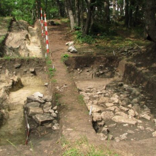 Muzeul județean a instalat panouri de informare în zona cetății dacice de la Tarcov, în cadrul unui proiect menit să promoveze patrimoniul arheologic din regiune. Potrivit citează opiniabuzau.ro, aceste panouri oferă detalii despre rezultatele cercetărilor arheologice care au avut loc din 2007.