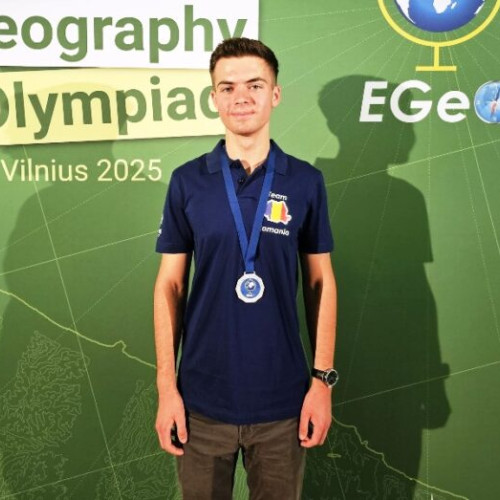 Vrancea se poate mândri din nou: Ionuț Meruță, elev în clasa a XI-a la Colegiul Național „Unirea“ din Focșani, a câștigat medalia de argint la Olimpiada Europeană de Geografie. Competiția a avut loc în perioada 29 iunie - 3 iulie 2025, în Vilnius, Lituania. Potrivit jurnaldevrancea.ro, această competiție de nivel înalt, destinată celor mai buni liceeni pasionați de geografie din Europa, a reunit talente din zeci de țări.
