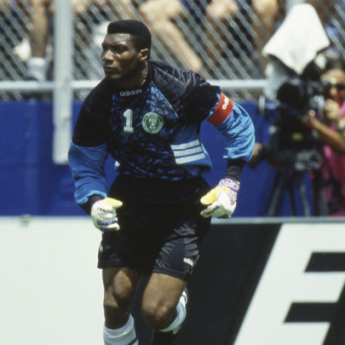 Peter Rufai, portarul emblematic al echipei naționale a Nigeriei, a decedat joi la vârsta de 61 de ani în țara sa natală, potrivit digi24.ro. Rufai a fost cunoscut pentru performanțele sale la Cupele Mondiale din 1994 (SUA) și 1998 (Franța), și pentru cariera sa de club în Belgia, Olanda, Portugalia și Spania.