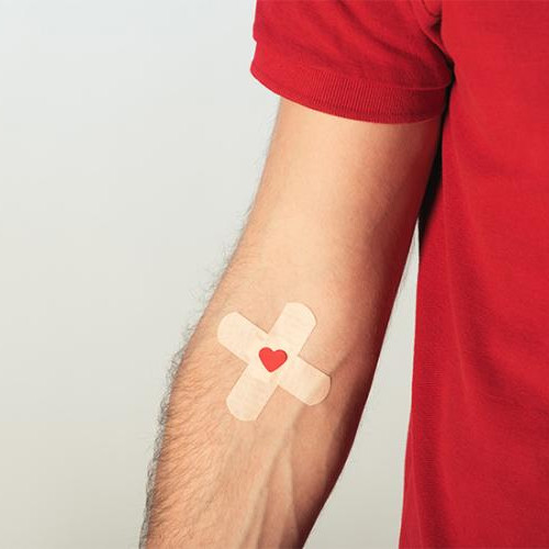 O donație de sânge la Centrul de Transfuzie din Cluj-Napoca a stârnit confuzie pentru un clujean care a încercat să doneze fără programare. În trecut, donatorii puteau să vină și fără programare, stând la rând, dar recent, această regulă s-a schimbat, iar solicitantul a fost refuzat direct.