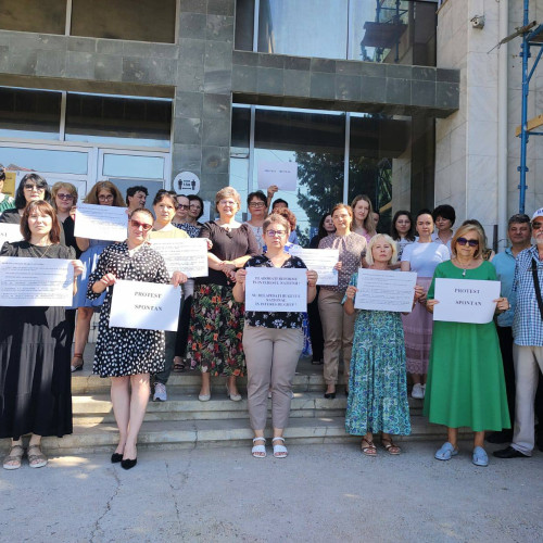 Angajații casei de pensii din Botoșani au organizat un protest spontan în fața sediului instituției, vineri, pentru a-și exprima nemulțumirile legate de recentele tăieri salariale. La protest, sindicaliștii au cerut o reformă a sistemului care să fie în interesul cetățenilor și au acuzat guvernul că „delapidează bugetul național în interes de grup”.